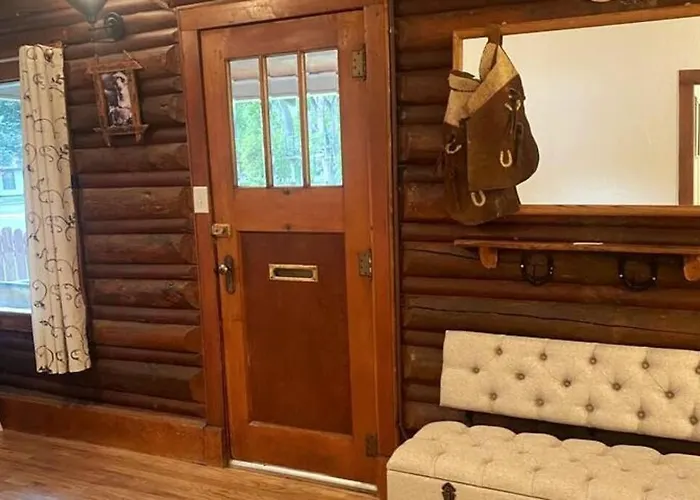 Comfy Log Cabin In Walking Distance Of Downtown