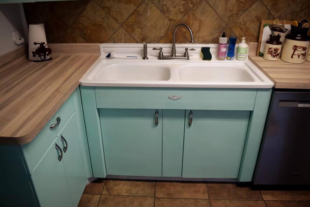 Comfy Log In Walking Distance Of Downtown *