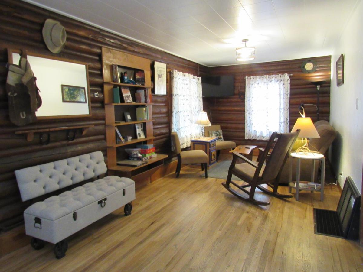 Comfy Log In Walking Distance Of Downtown Hébergement de vacances