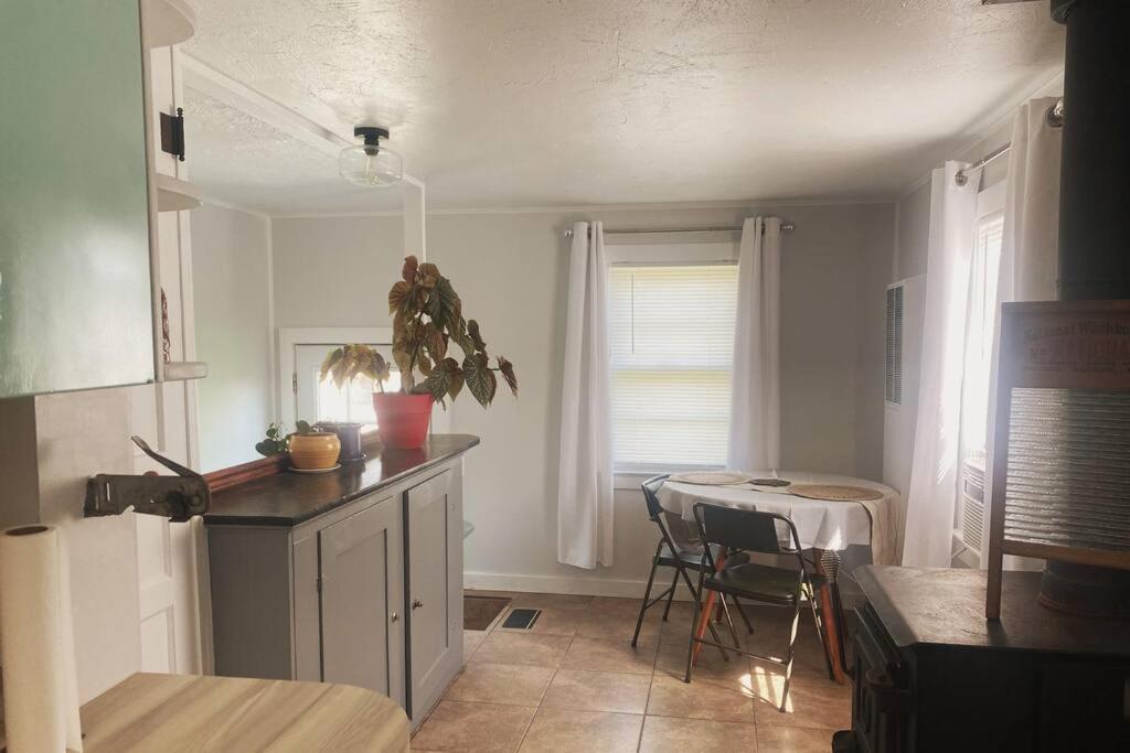 Hébergement de vacances Comfy Log In Walking Distance Of Downtown *