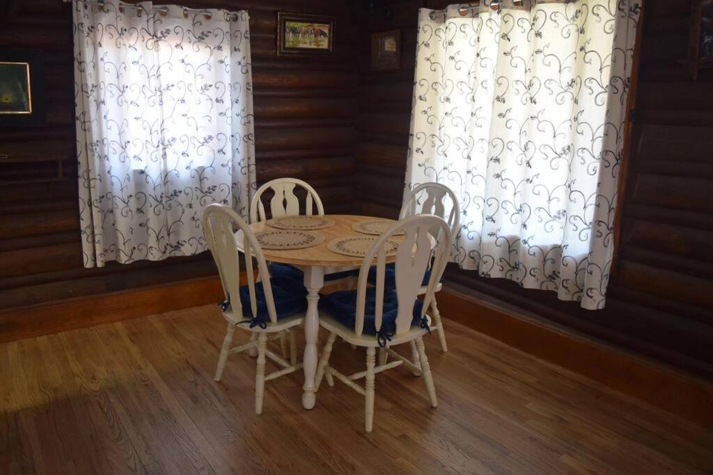 Comfy Log In Walking Distance Of Downtown Hébergement de vacances
